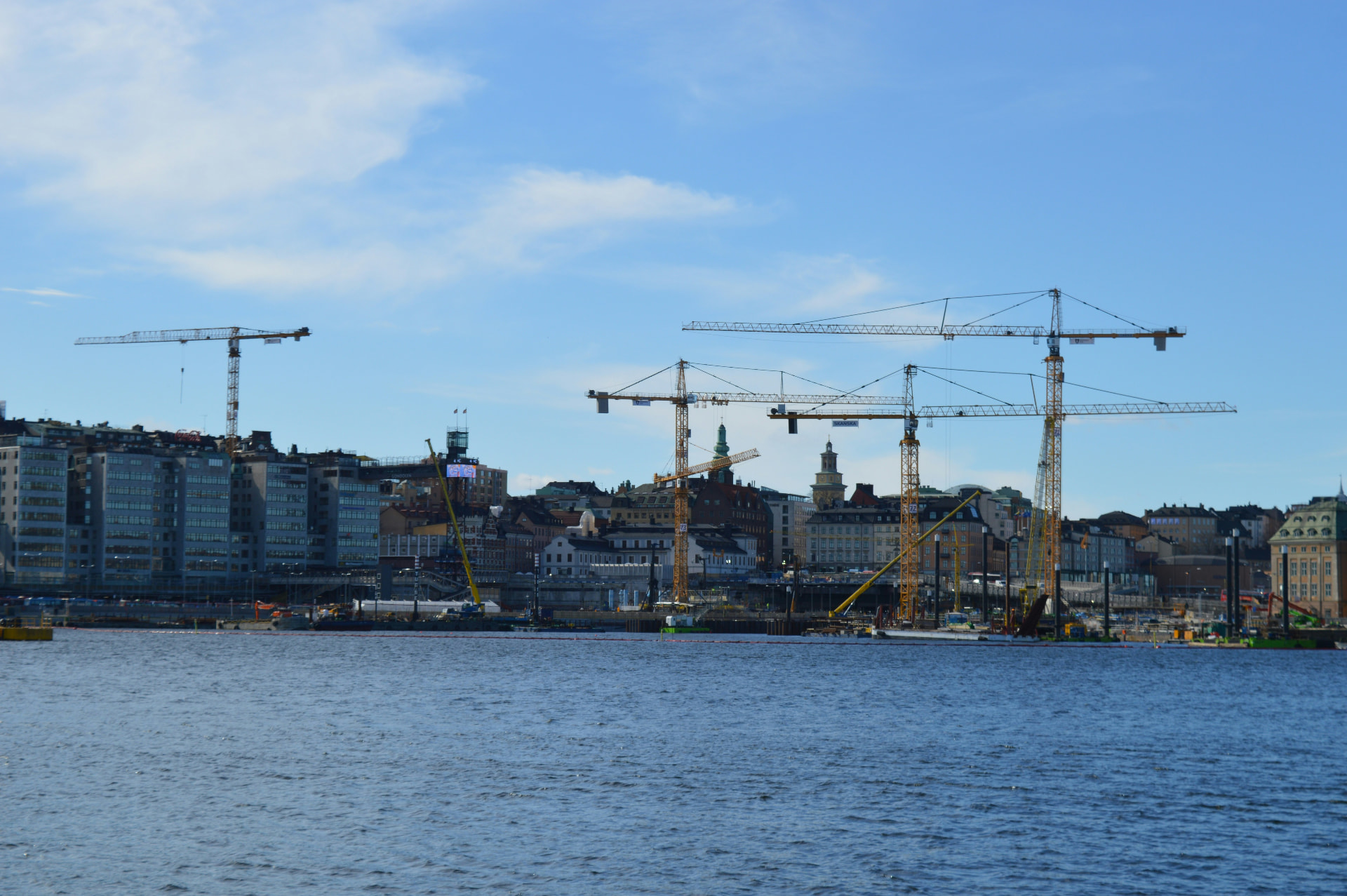 Byudvikling med byggekraner langs havnefronten